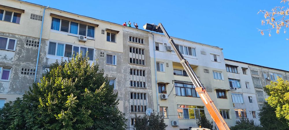 Demolari case vechi. Buldoexcavator picon, evacuare moloz Basculante
