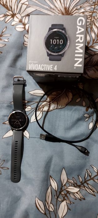Часовник Garmin Vivoactive 4