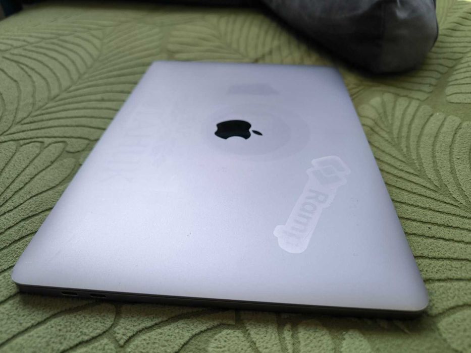 MacBook Pro 13-инча (модел 2020 г.)  Intel Core i7, 16 GB RAM, 512 GB SSD