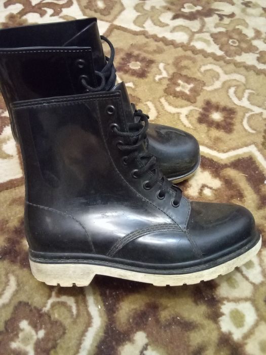 Продам сапожки, кроссовки, ботиночки.