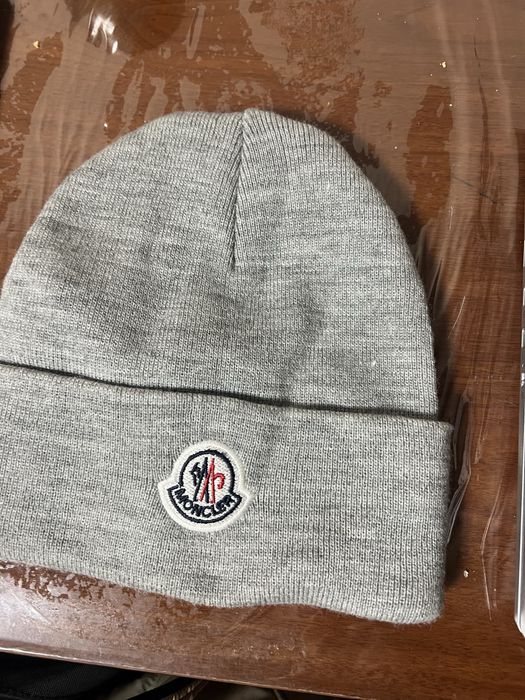 Moncler серый шапка