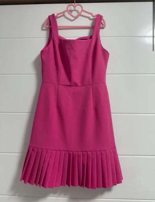 Цикламена рокля с плисе