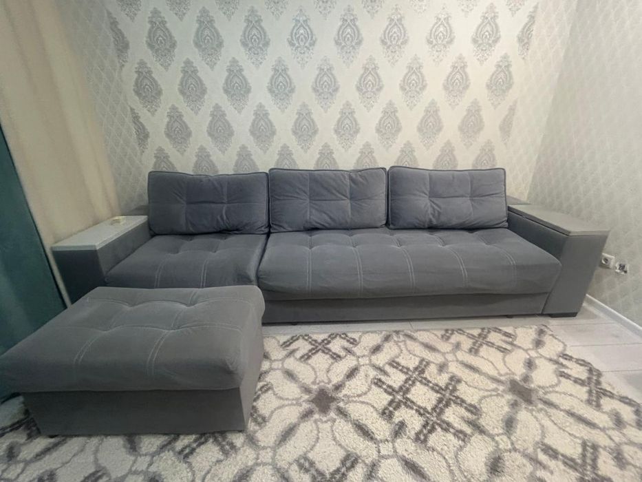 Диван гостинный с пуфом