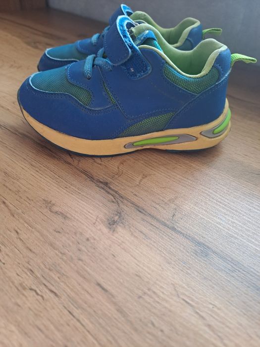 Продам детские обуви кроссовки сандали