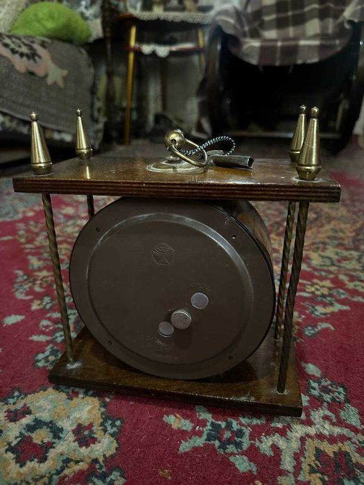 Каминные винтажные часы Весна. На ходу,двухнедельный запас хода