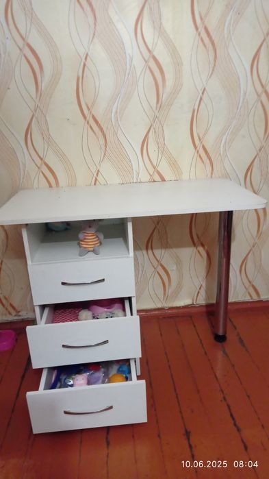 Продам маникюрный стол.