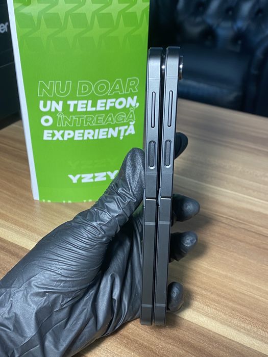 Samsung Galaxy Z Flip7 FE • 256 GB • Black