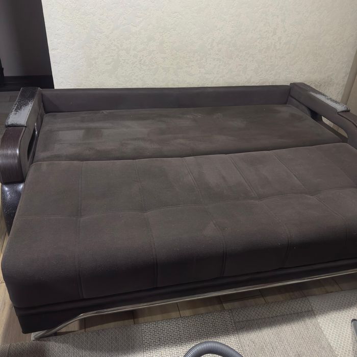 Диван коричневый