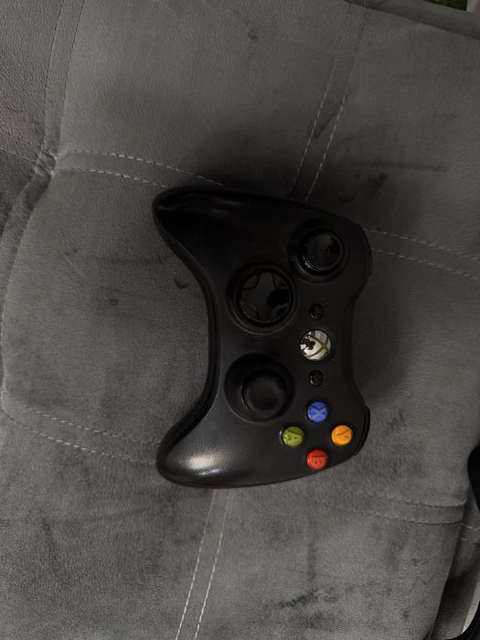 Продам Xbox 360 Slim (прошитая) с Kinect и 30+ играми