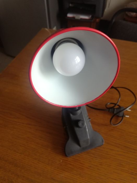 Продается светильник настольный.