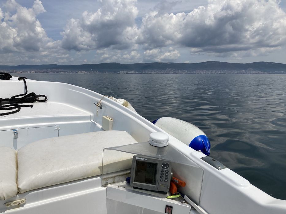 Продавам Лодка с двигател и колесар