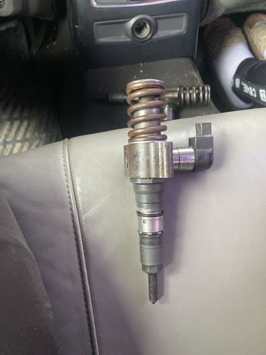 Vand 2 injectoare  passat b6 2.0  cod motor bmr