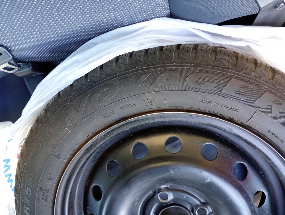 4 бр. (комплект) зимни гуми с джанти - 185/60 R 15.   Voyager.