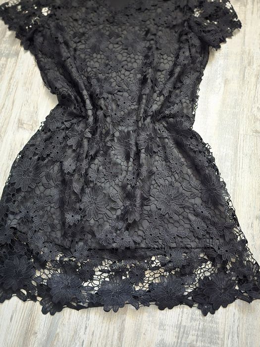 Красива дантелена рокля