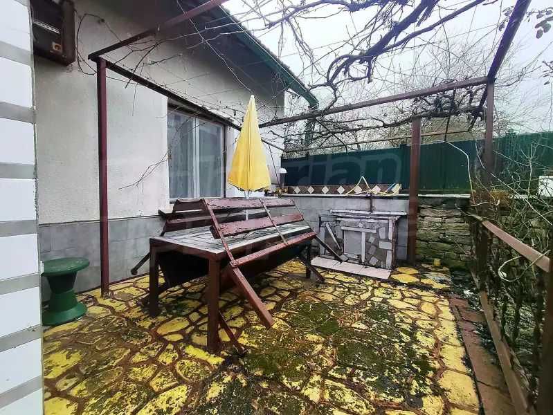 Продавам къща с двор