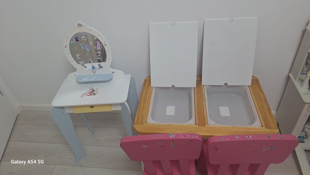 Vând masuta ikea, 2 scaune si masa machiaj