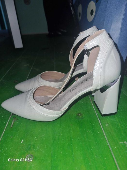 Елегантни дамски обувки