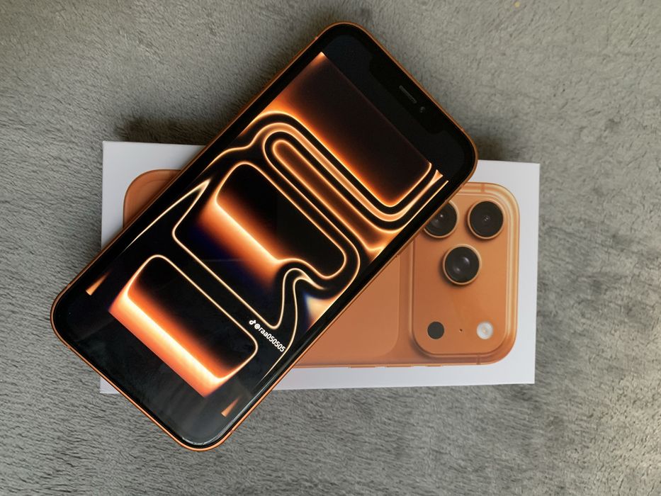 Продавам Айфон 17 про