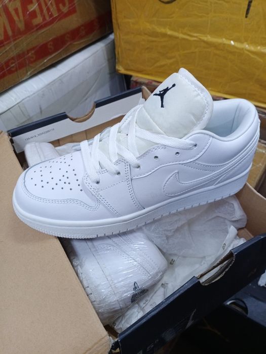 Продам белые кроссовки кожаные