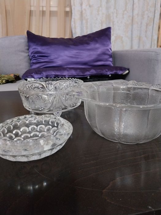 Кристални и стъклени купи.