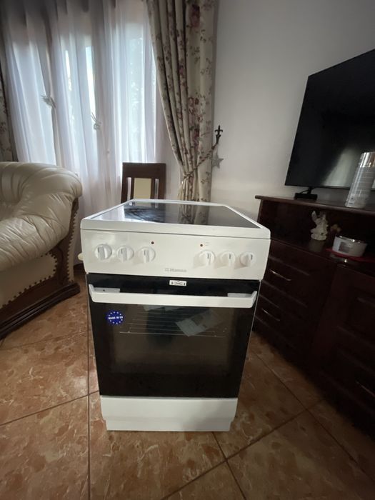 Aragaz electric Hansa FCCW53009, 4 Zone de gatit, Cuptor electric, Clasa A, Alb