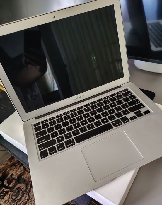 Macbook air sotiladi