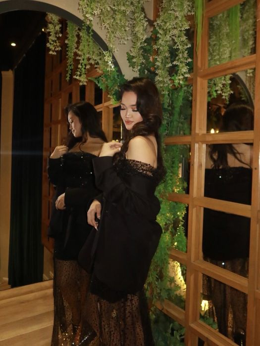 Чёрное вечернее платье с открытыми плечами