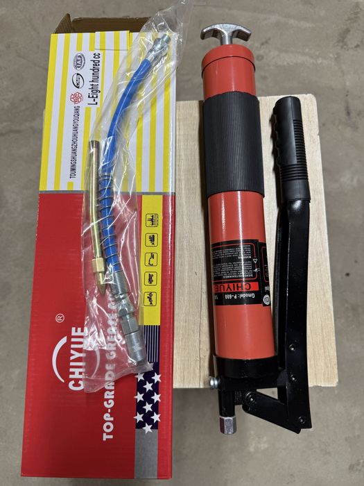 Продам шприцы для смазки.