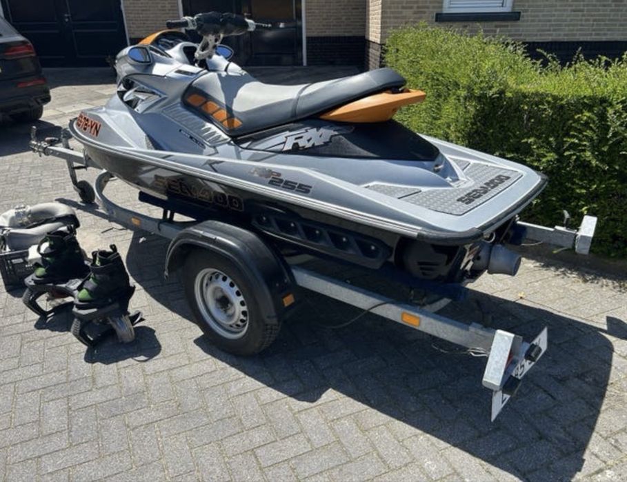 Sea-Doo RXP-X255 със Flyboard и колесар