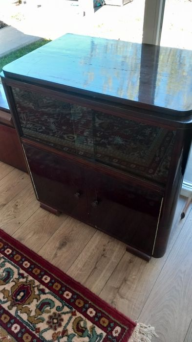 Mobilier living vintage – vitrină și comodă, stare bună