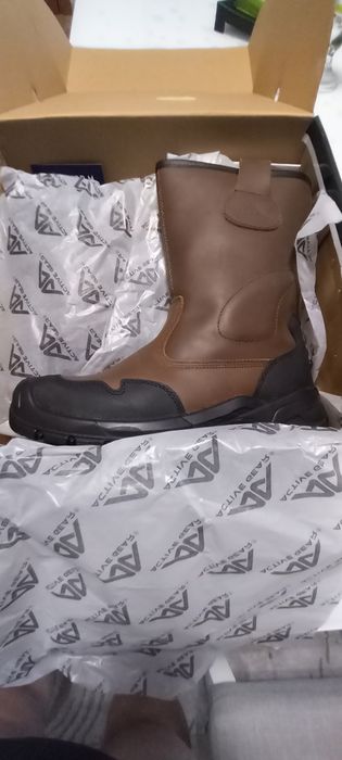 Продавам работни ботуши