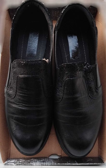 Pantofi comozi, din piele. Marimea