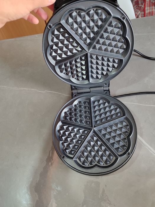 Продам вафельницу.