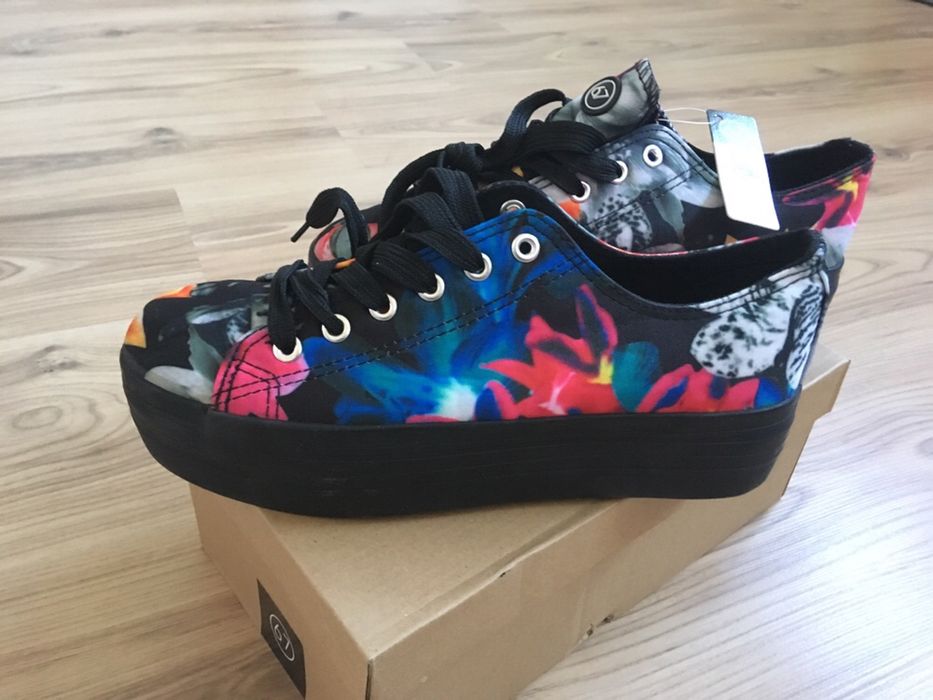 Шарени кецове на платформа