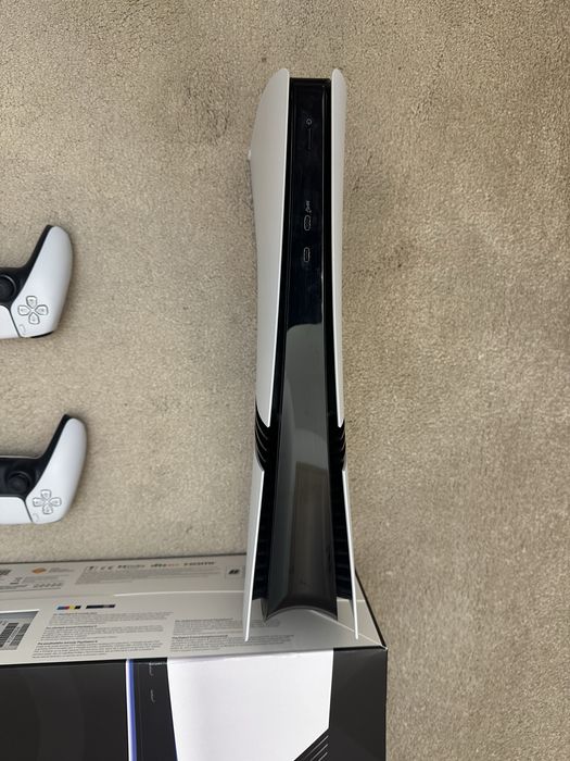 PlayStation 5 Pro 2TB + 2 controllere DualSense – Stare Perfectă