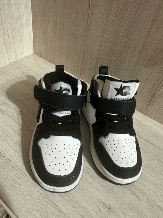 Продам детскую обувь