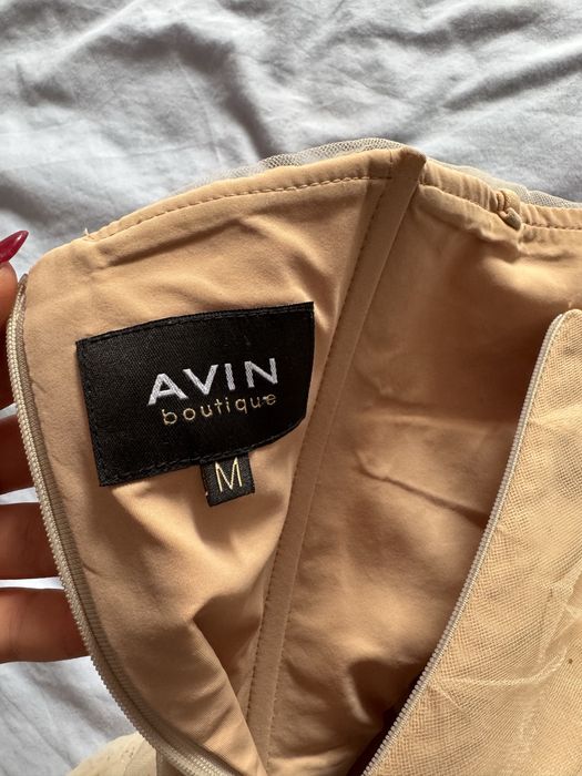 Продавам рокля Avin Vanilla Sparkling