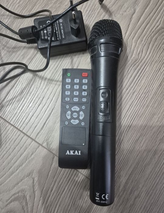 Vand boxa akai in stare perfecta de funtionare si extetic inpecabil