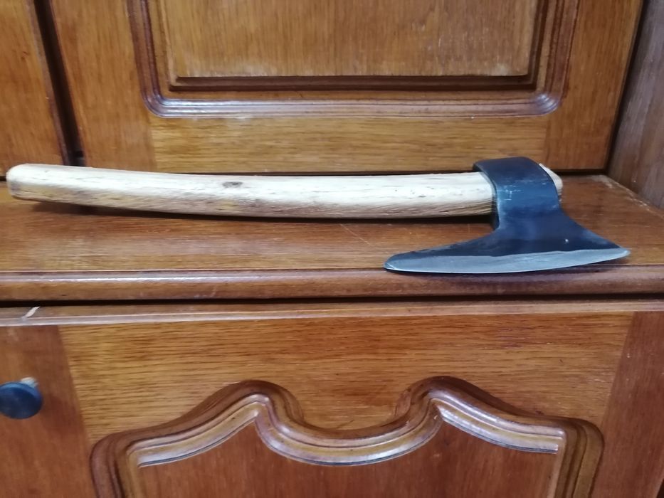 Bardă veche de cioplit pe dreapta.