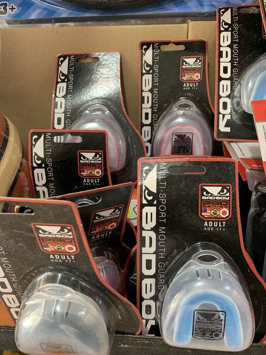 Боксерские перчатки.