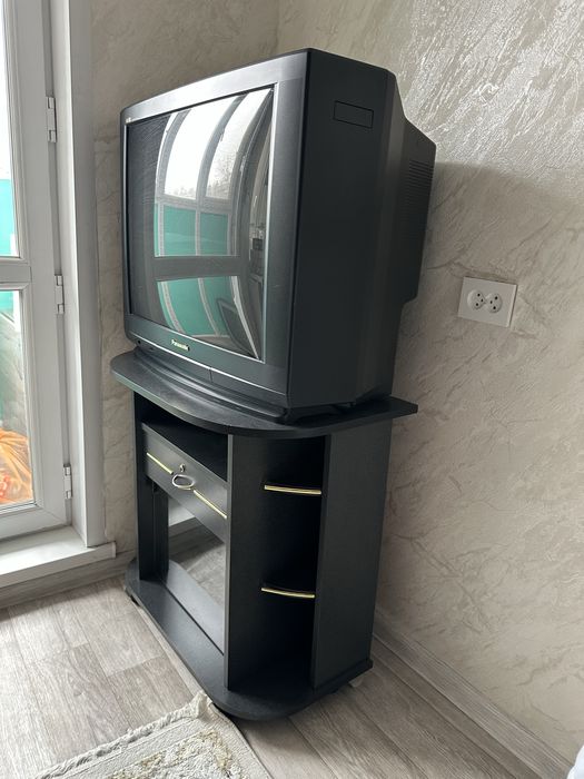 Телевизор Panasonic с тумбочкой