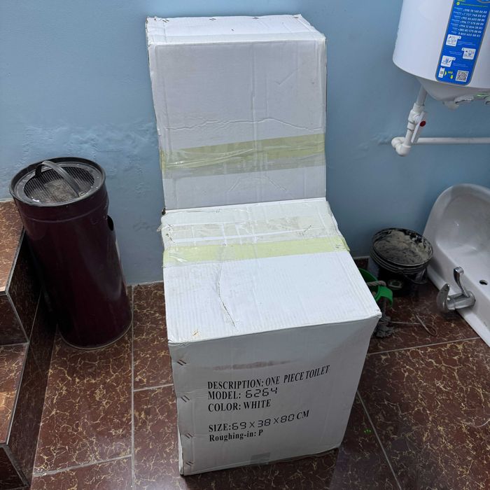 Унитаз и раковина со смесителем. Unitaz va rakovina krani bilan