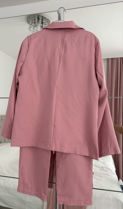 Дамски костюм в розов цвят