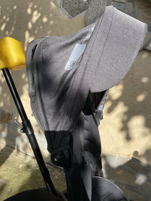 Триколка със сенник и въртяща се седалка