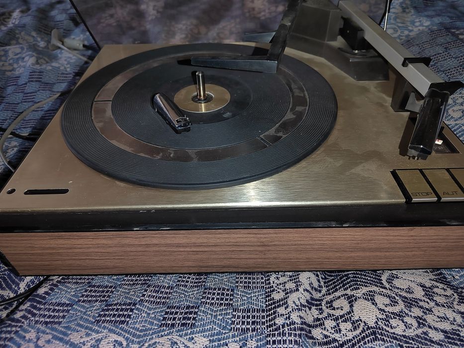 Виниловые пластинки разных направлений печатки а также форменные