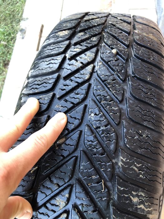 Vând cauciucuri de iarnă vw golf4 195/65/15