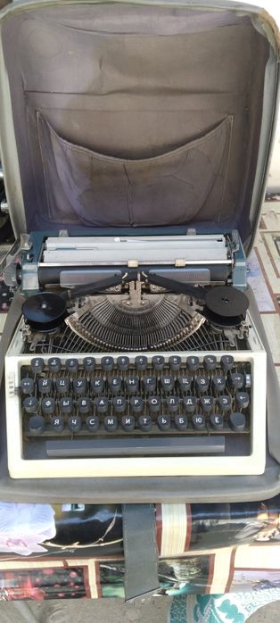 Продаю антикварную печатную машинку