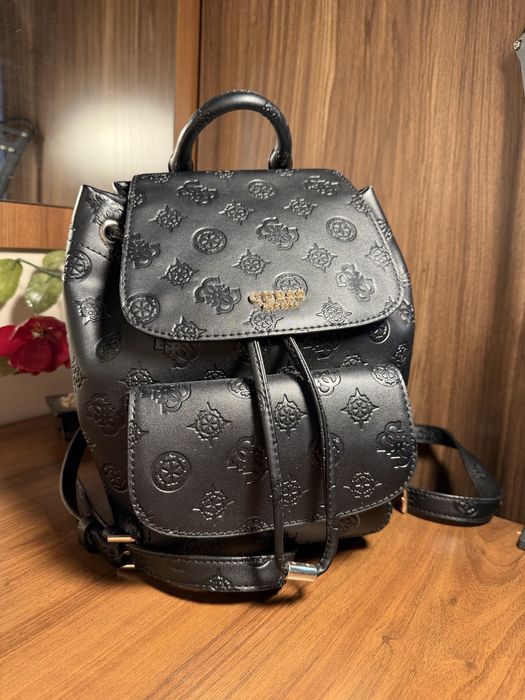 Черна раница Guess