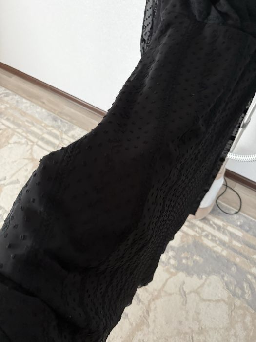 Черное платье с длинным рукавом