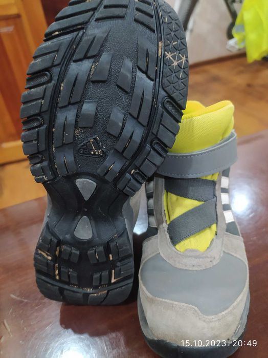 Детские зимние ботинки от фирмы Adidas индонезия.33 раз.Не промокают